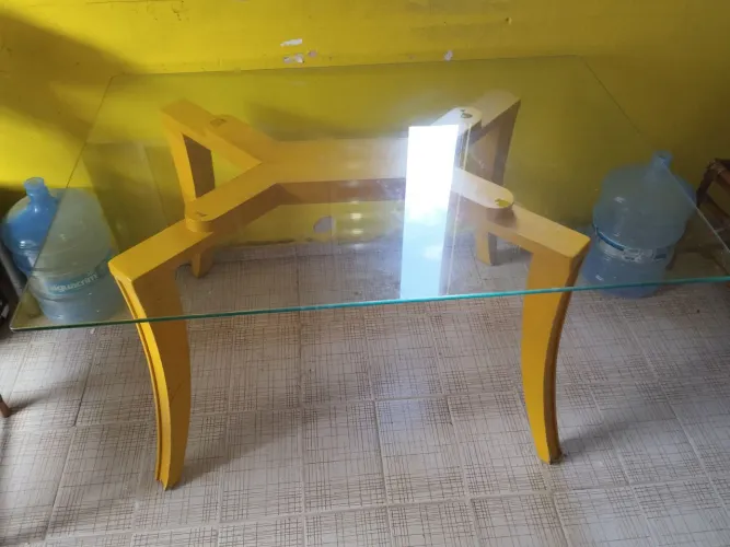Mesa de vidro com pé de madeira