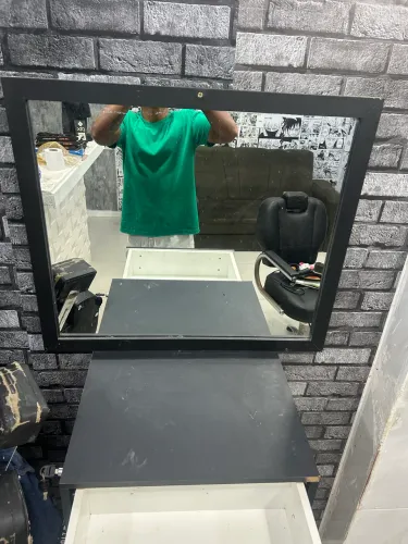 Bancada espelho com moldura barbearia preto