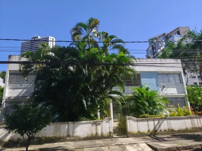 LM aluga diferenciado apto Térreo no coração do Bairro de Casa Forte com 150 m2