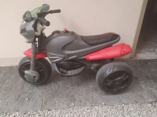 Quadriciclo elétrico infantil