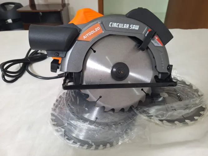 Vendo serra circular nova nunca foi usada 220V completa 