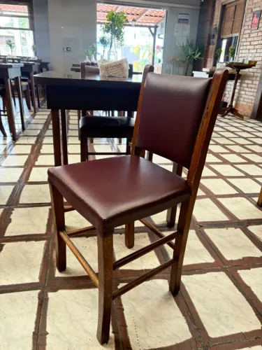 Cadeiras usadas em restaurante em madeira estofada