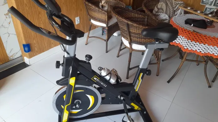 Bike de spinning WCT Fitness, com roda de inércia de 13 kg