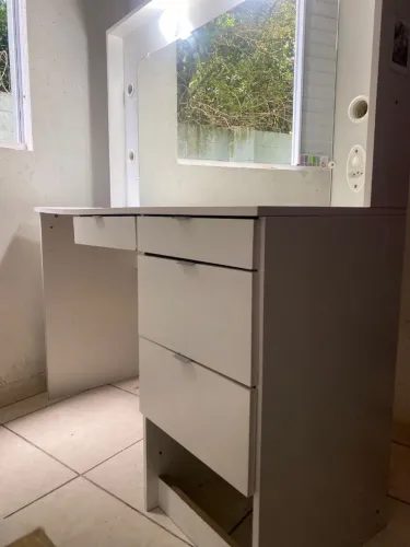 Penteadeira usada quatro gavetas está faltando duas mas está em bom estado de conservação.