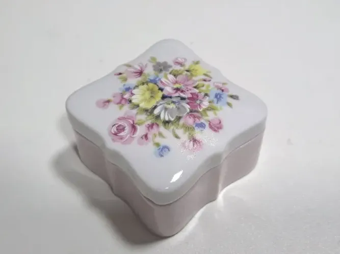 Caixinha porta-joias de porcelana-estampa floral na tampa - De Mello Rio Studio, ateliê RJ