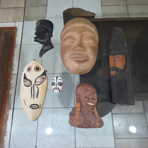 Decoração antiga, conjunto de máscaras decorativas importadas