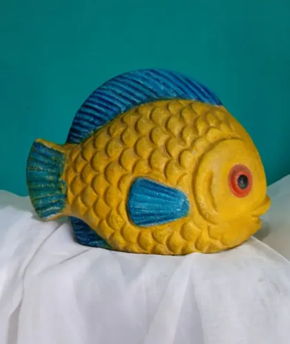 Antiga escultura de peixe em barro cozido - Amarelo e azul