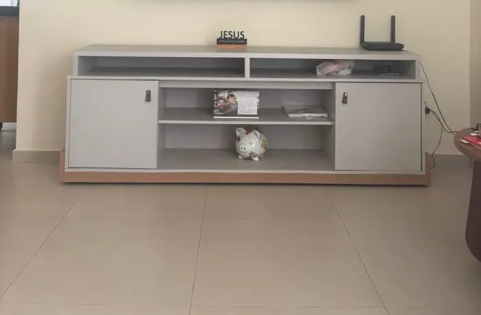 Rack para TV branco com 2 portas e nichos-ótimo estado