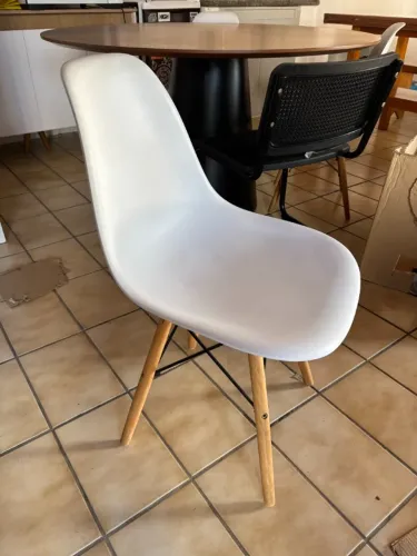 Conjunto 4 cadeiras brancas base de madeira estilo Eiffel Eames
