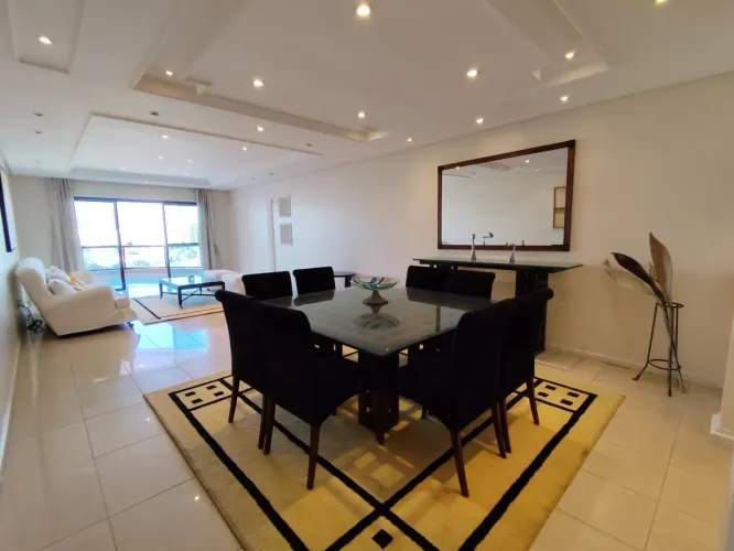 Locação de Apartamento Santos SP - Imóvel espaçoso, com varanda e dependência completa ! B