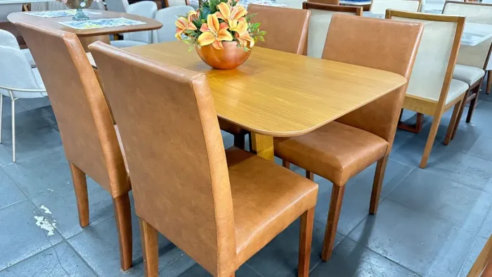 Mesa resistente de madeira 