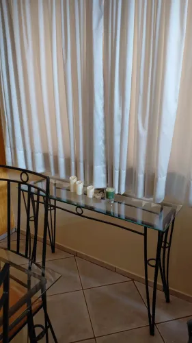 Mesa jantar com aparador e banquetes em aço com tampo de vidro