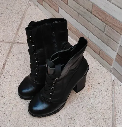 Bota Constance Original - Tamanho 39 - Conforto, Estilo e Excelente Estado
