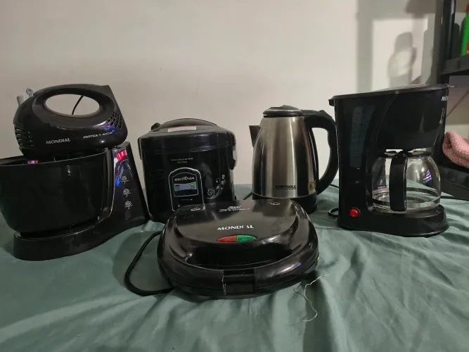 Kit eletrodomésticos (batedeira, cafeteira, panela elétrica, chaleira, sanduíche)