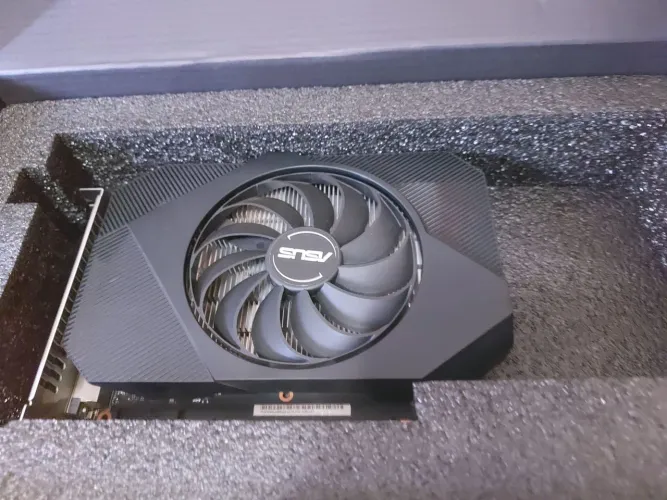 ASUS GeForce GTX 1650 4GB GDDR6 - Excelente estado