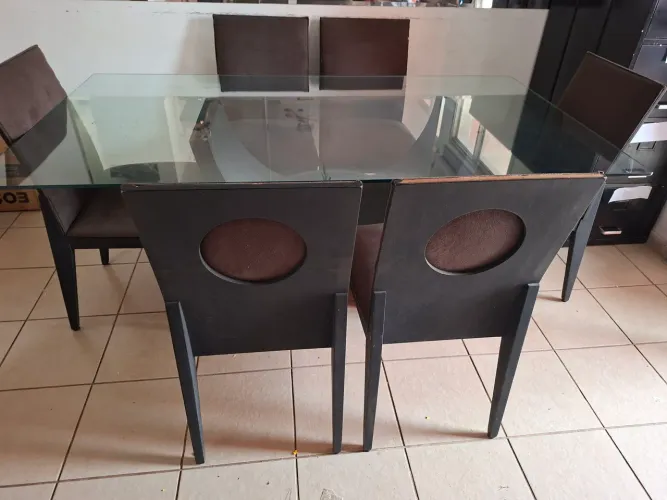 Mesa de vidro com 6 cadeiras