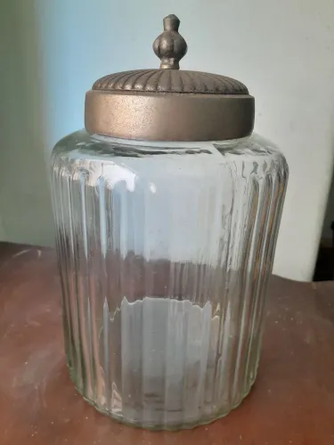 Pote de vidro com metal