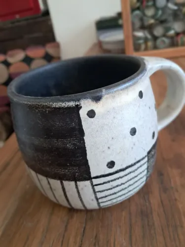 Caneca Artesanal de Cerâmica Alta Temp. Brekkie - Design Leanne Ford para Crate Barrel