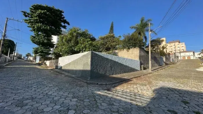 Capoeiras terreno de esquina  imediações Colégio de Fátima