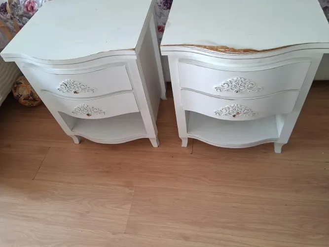 2 mesinhas de cabeceira.