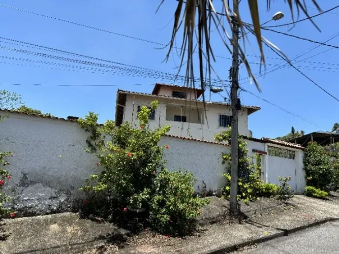 Imóvel de 2 andares, com piscina, 2 churrasqueiras, espaço gourmet, 7 quartos (1 suíte)