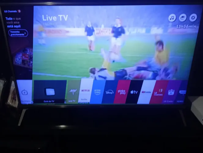 TV LG 4K 43 ,com linha na tela