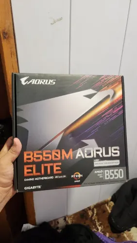 Placa Mãe Gigabyte B550M Aorus Elite AMD AM4 DDR4 - Nova Lacrada