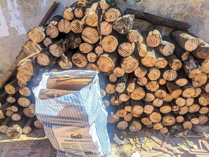 Vendo lenha de eucalipto seca cortada no tamanho direto da chácara 21,90 o saco fechado 