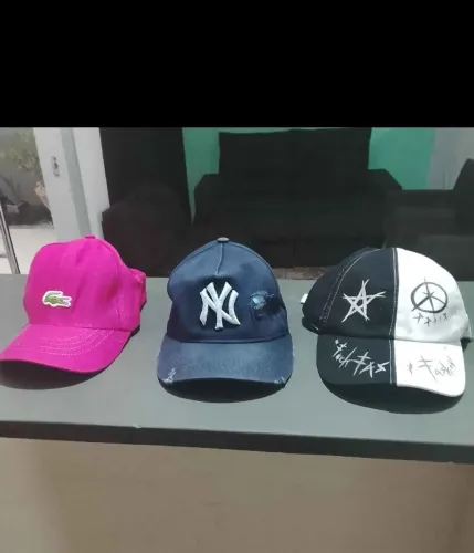 Vendo esses Três bonés juntos ou separados