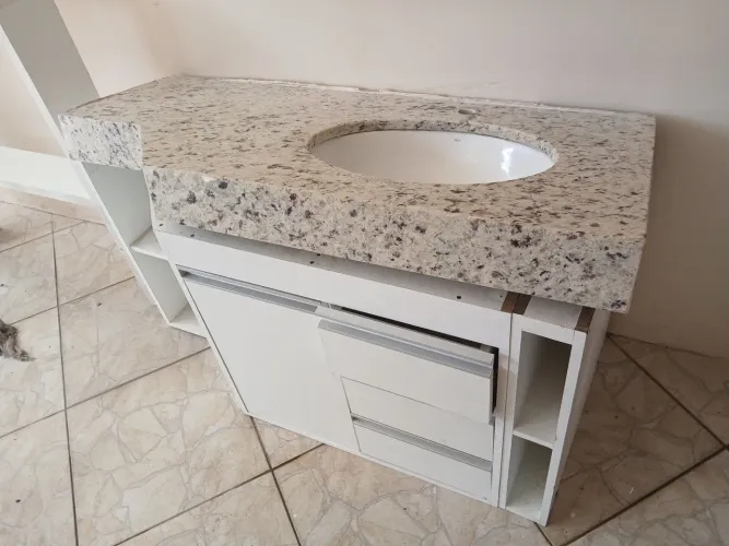 Lavatório DECA com pedra de granito com balcão de MDF