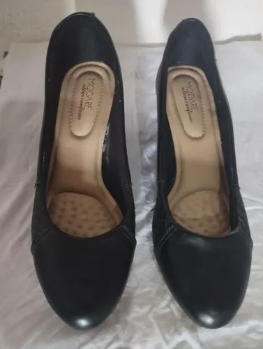 Vendo um par de sapato preto.