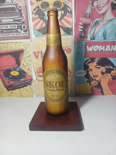 Abridor de garrafas com motivo Skol em metal RARIDADE