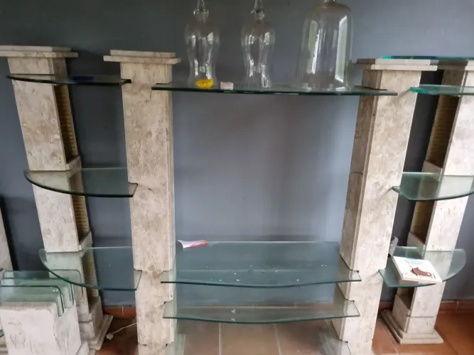 Rack de pedra e vidro