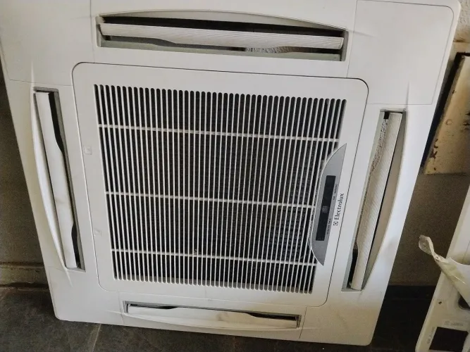 Ar condicionado split-cassete Eletrolux 48.000 BTUs