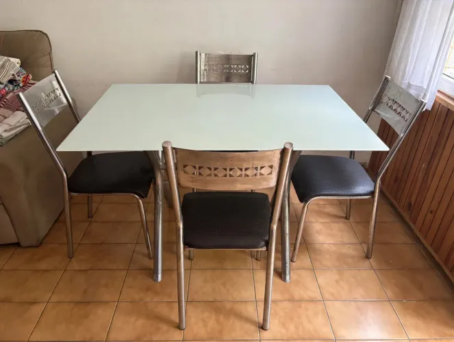 Mesa de vidro com 4 cadeiras 