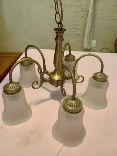 Lustre de metal dourado antigo