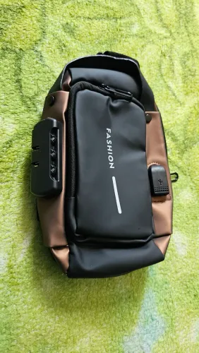 Mochila esporte de lado com cadeado segredo