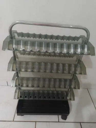 Vendo um porta esmalte por 150,00 reais. Contato pelo whatsapp * 