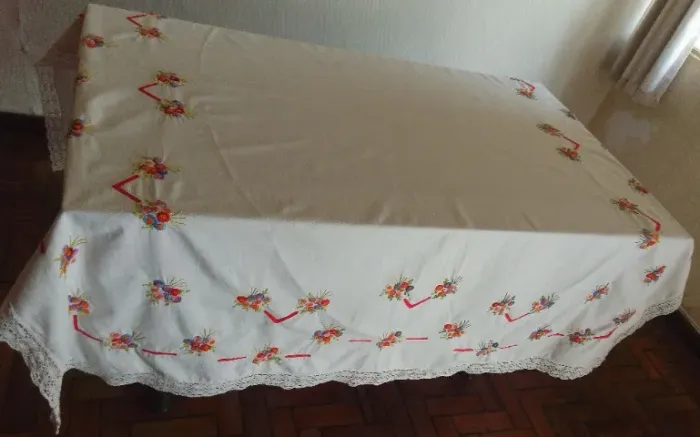 Toalha de mesa bordada à mão