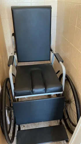Cadeira de rodas higiênica com rodas grandes.