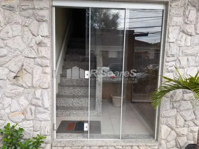 Conjunto de salas comerciais em Vila Valqueire, na Rua das Camélias.
