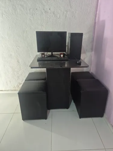 Vende mesa com 4 puff