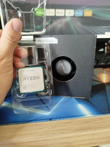 Processador AMD Ryzen 3 3200G (Vídeo integrado Vega 8) - Apenas 4 meses de uso.