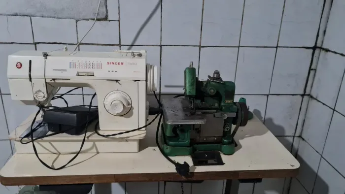 Máquina de costura reta e máquina overlok
