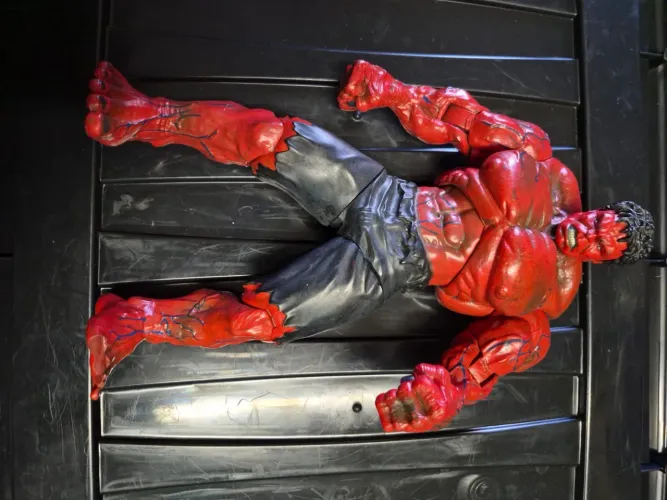Boneco Hulk vermelho Select defeito no pé