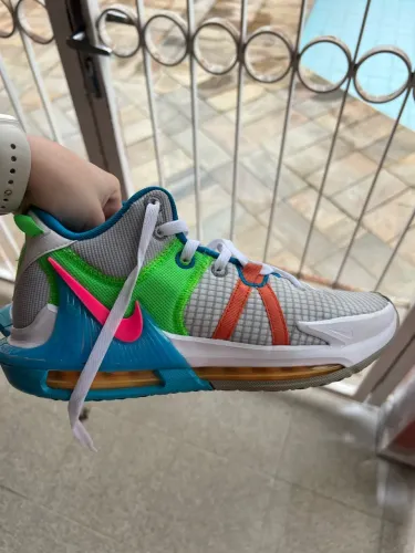 Tênis LeBron Witness VII