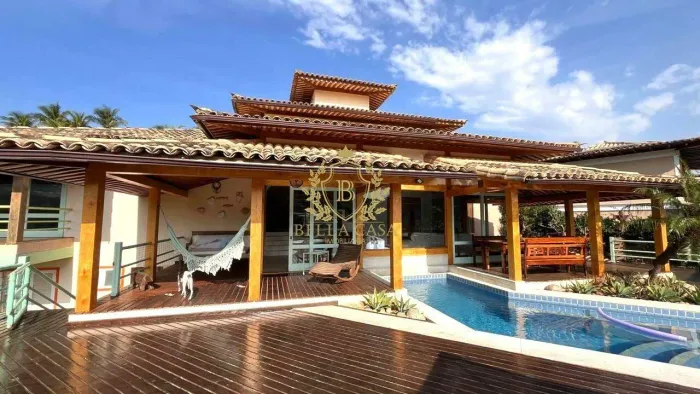 Casa de Alto Padrão à Venda com 5 Suítes e Acesso Exclusivo à Praia Ferradurinha, Armação