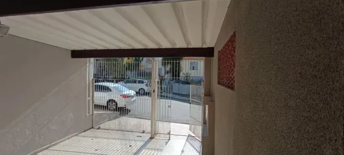 Casa à venda no bairro Bela Vista em Osasco, com 3 dormitórios e 2 garagens cobertas