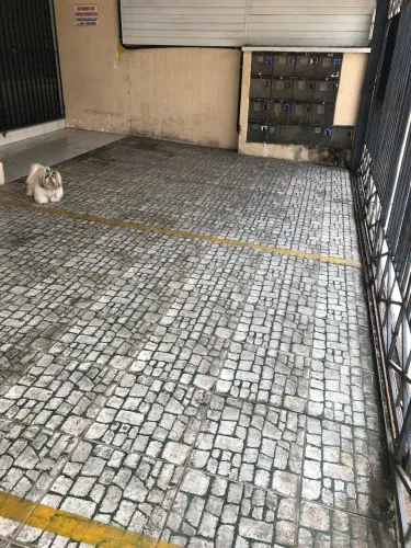 Prédio comercial nascente na Av. Gomes de Matos