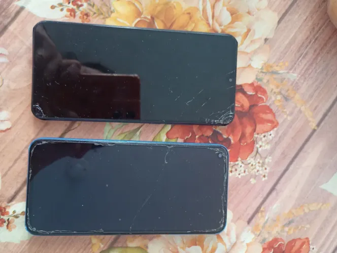 2 celular para aproveitar peças/ o Azul, da pra concertar e usar